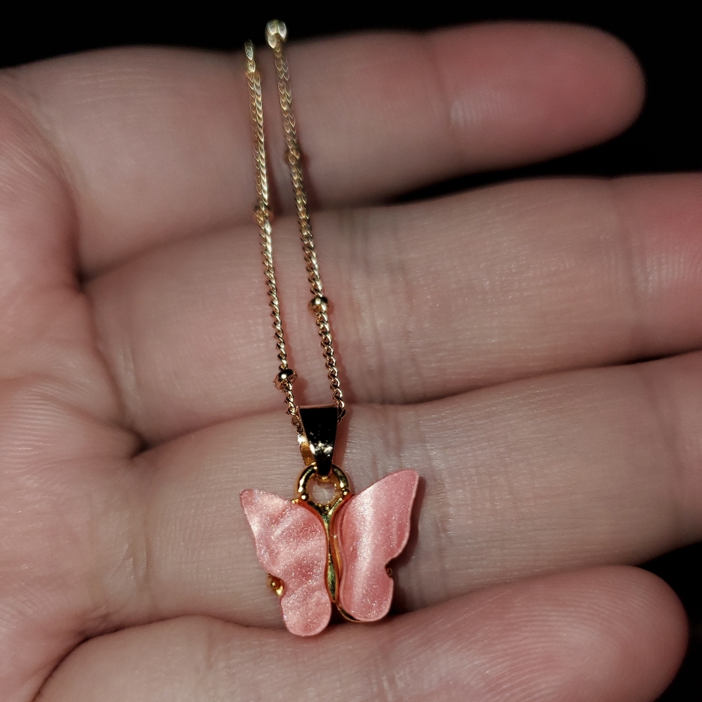 💎Butterfly charm necklace with gold chain - Picture 4 of 4